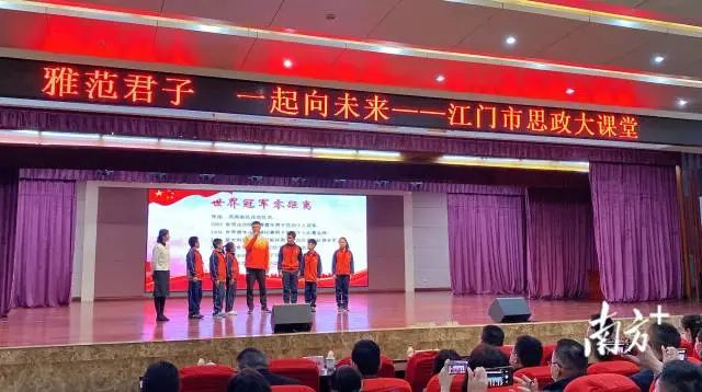 击剑世界冠军朱俊与学生分享“冠军故事”。  南方+ 黄烨倩 拍摄 图片