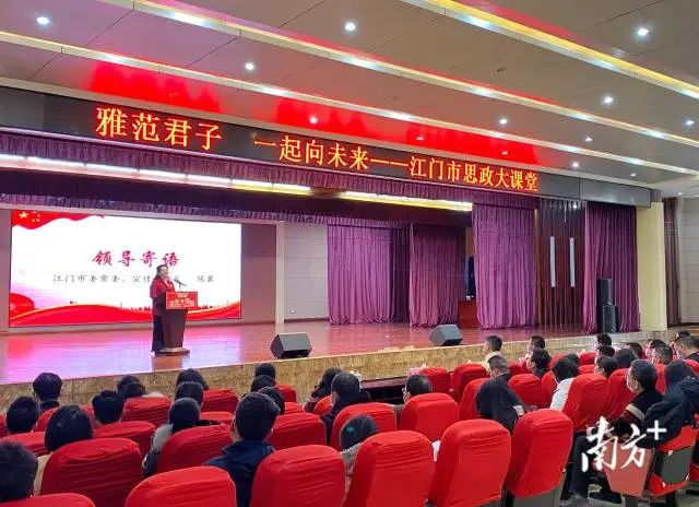 陈冀给学生送上新年寄语,勉励他们超越自我。  南方+ 黄烨倩 拍摄 图片