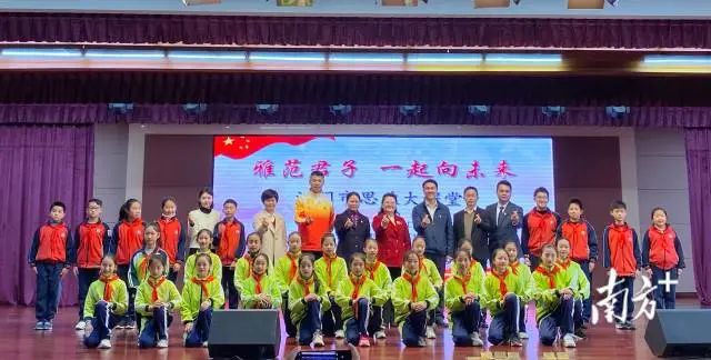 会后合影留念。  南方+ 黄烨倩 拍摄 图片