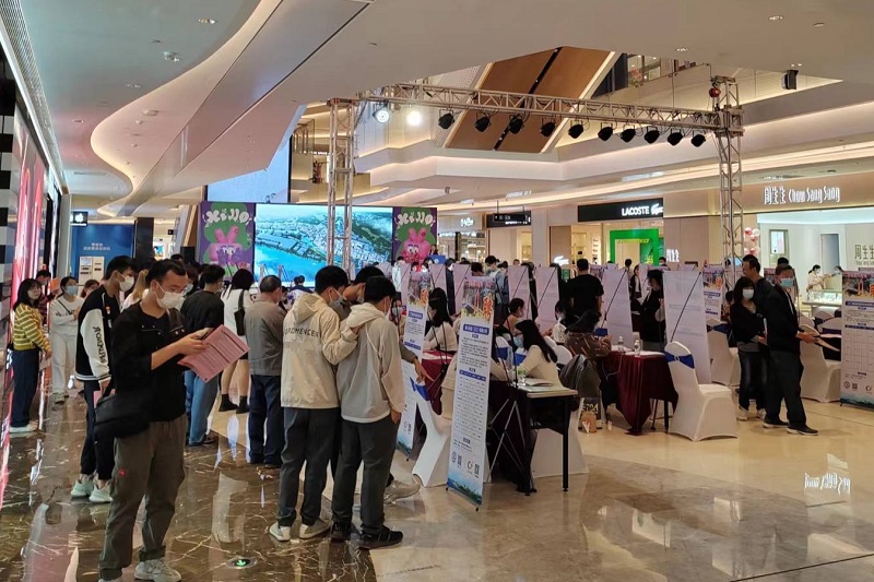 图2:招聘会现场人流如织.jpg