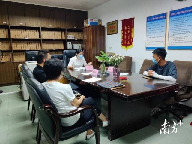 蓬江区劳动人事争议调解中心调解员开展调解现场。