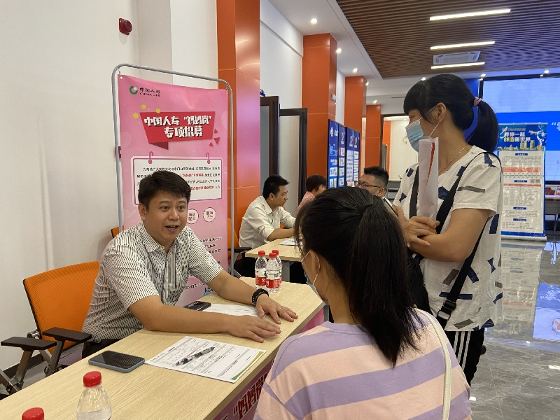 图片2:群众咨询妈妈岗信息.jpg