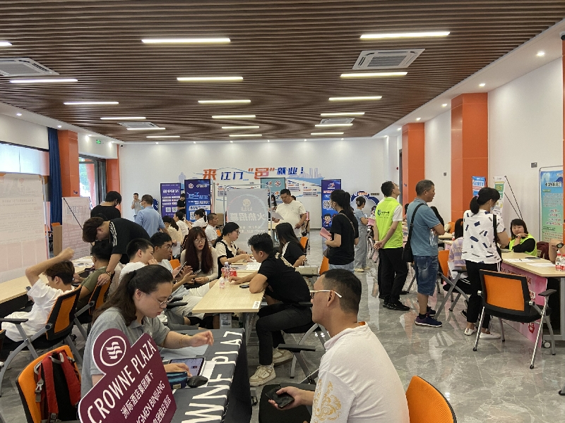 图片3:招聘会现场.jpg