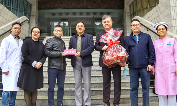 图3:刘学文、张灵同志到市五邑中医院进行新春慰问.jpg