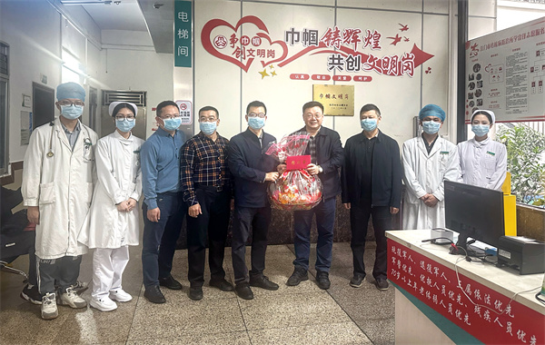 图4:黄伟忠同志到市结核病防治所进行新春慰问.jpg