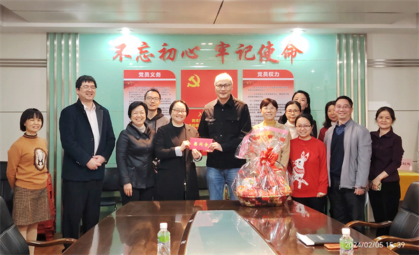 图6:张灵同志到市中心血站进行新春慰问.jpg