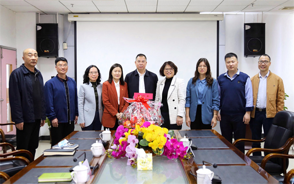 图8:梁柏楼同志到市妇幼保健院进行新春慰问.jpg