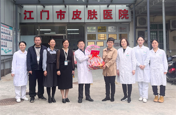 图14:冯冰同志到市皮肤医院进行新春慰问.jpg