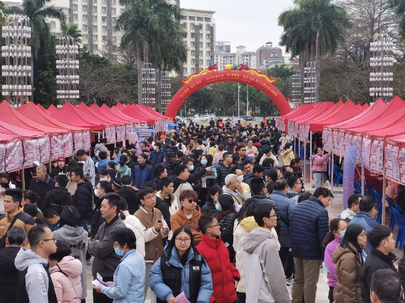 2月24日上午,新会区人社局在名人广场举行2024年新会区“南粤春暖”重点企业用工大型公益招聘会。.jpg