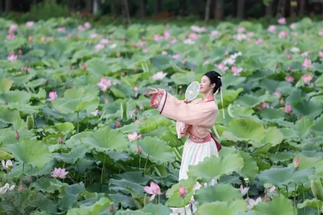 模特:刘惠欣、黄雅雅(彭伟宗 摄) 模特:刘惠欣、黄雅雅(彭伟宗 摄)